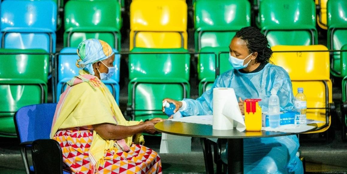 Så mye som 85 prosent av befolkningen i Afrika har ennå ikke fått sin første vaksinedose mot covid-19. Det meldte FN om i februar 2022. Bildet viser vaksinekampanjen i Rwanda i juli 2021. Foto: WHO/Andre Rugema.